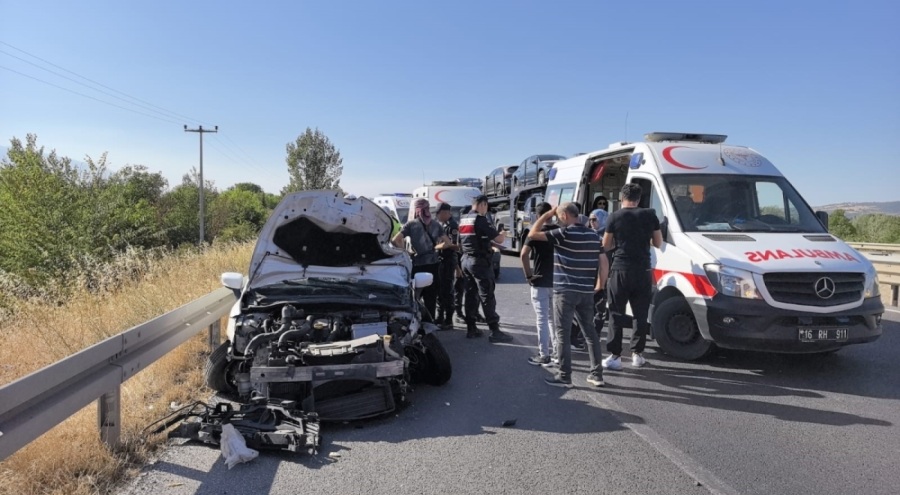 Bursa'da otomobil traktöre çarptı: 1 yaralı