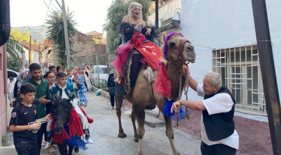 Böyle düğün görülmedi, anne deveye sünnet çocuğu Midilliye bindi