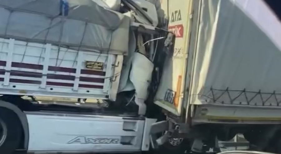 Bursa'da tır ve kamyonların karıştığı zincirleme kaza