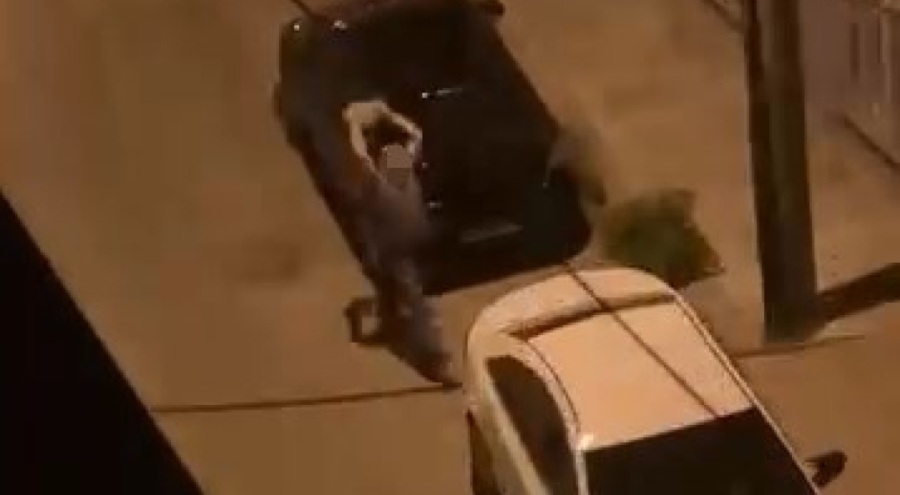 Sokakta camı sağlam otomobil bırakmadı