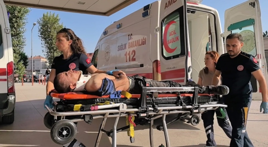 Cam fabrikasında işçi makineye sıkıştı