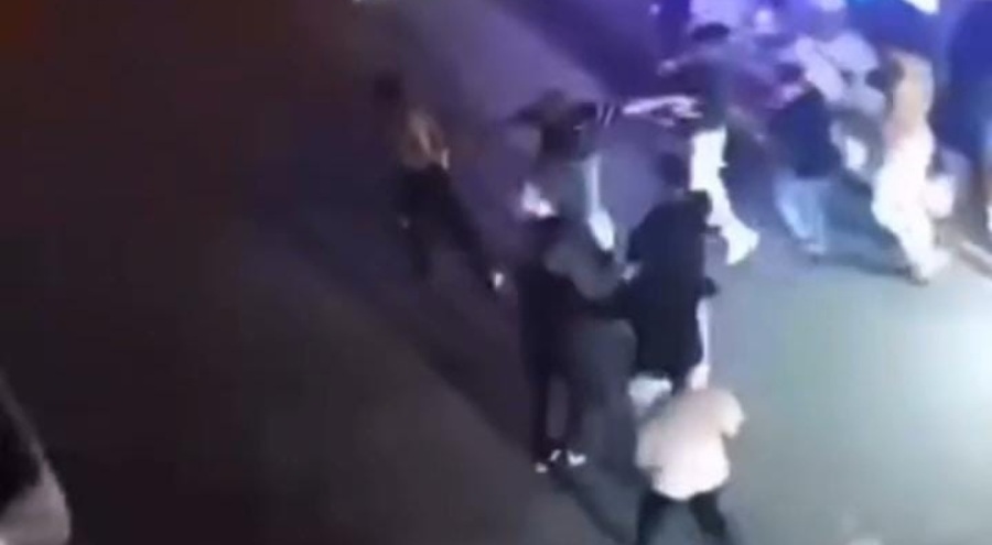 Bursa'da Kalabalık bir grup tarafından darp edilen genç esnafa sığındı