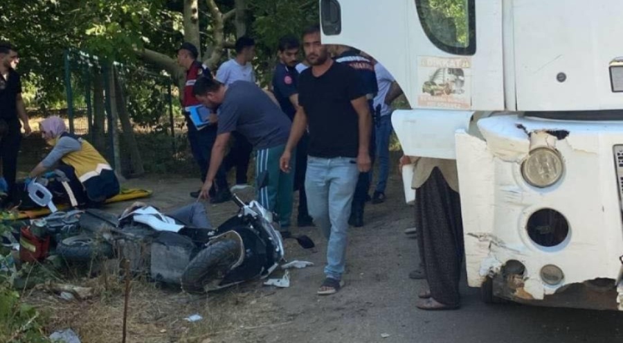 Bursa'da kamyon ile çarpışan motosiklettekilerden biri hayatını kaybetti