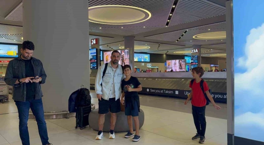 Arda Turan, milli takım arasında Türkiye'ye geldi