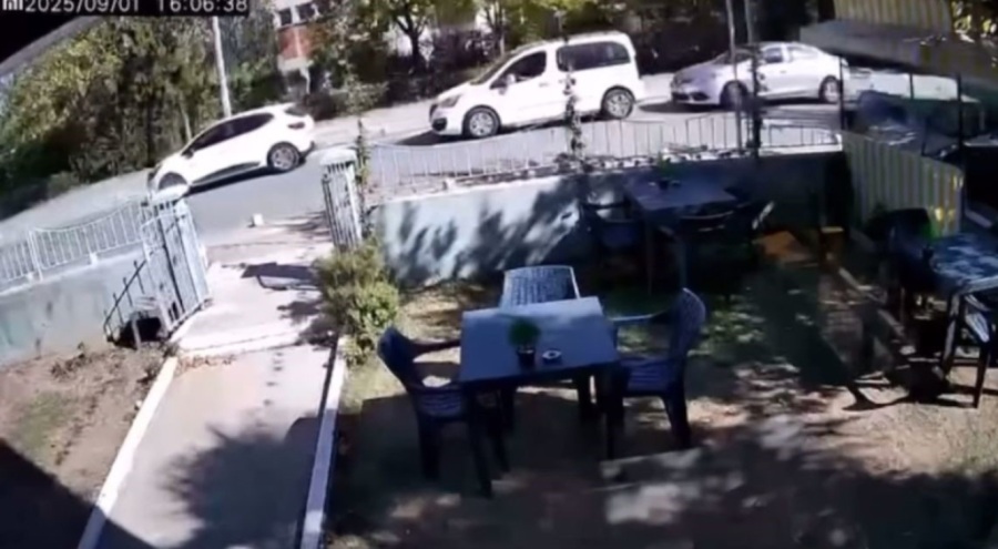 3 aracın karıştığı zincirleme kaza kamerada