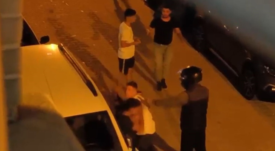 Köşeye sıkıştırdıkları genci önce dövüp sonra motor anahtarını aldılar