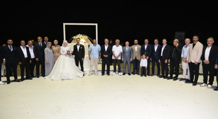 Bursa protokolü ve çok sayıda davetlinin katıldığı görkemli düğün büyük ilgi gördü