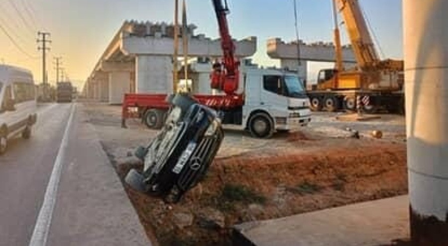 Kontrolden çıkan otomobil üst geçit inşaatına düştü: 4 kişi yaralandı
