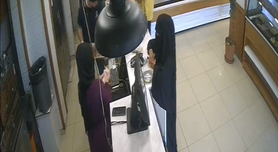 Bursa'da pastanede 'yırtık para' yöntemiyle tırnakçılık kamerada