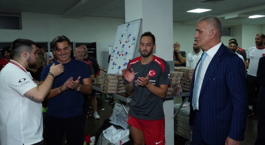 Cumhurbaşkanı Erdoğan'dan A Milli Futbol Takımı'na tebrik telefonu