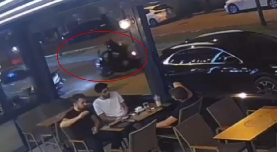 Kontrolden çıkan motosikletin sürücüsü savruldu