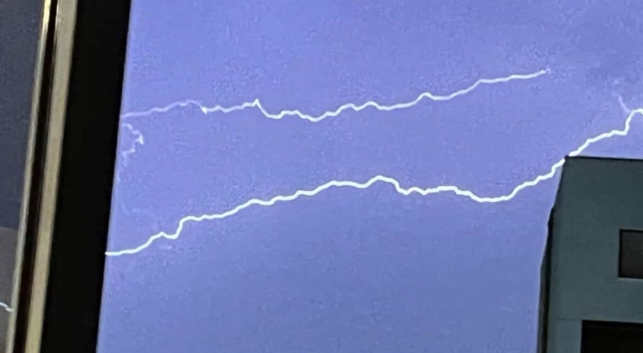 Bursa'da şimşekler geceyi aydınlattı