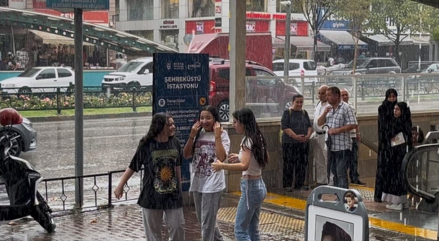 Bursa'da yağmur sevinci...Böyle dans ettiler