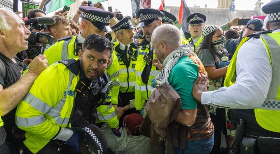 Londra'da düzenlenen Filistin'e destek gösterisinde 890 kişi gözaltına alındı