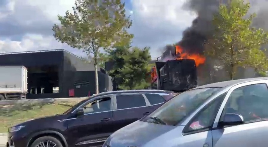 Bursa'da midye satışı yapılan kamyonet alev alev yandı