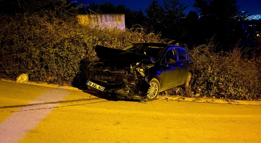 Bursa'da 2 otomobil kafa kafaya çarpıştı: 4 yaralı