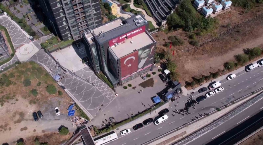 Sarıyer'deki CHP binası önünde bekleyiş sürüyor