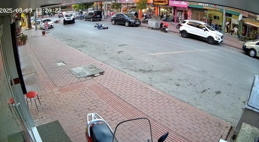 Cipe çarpan motosikletli metrelerce havaya savruldu: Kaza anı kamerada