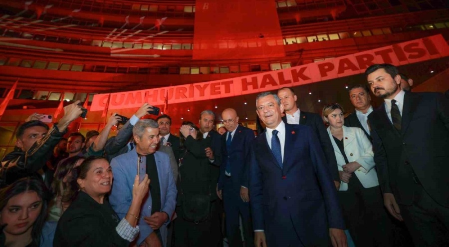 CHP Genel Başkanı Özel: "Benim İl Başkanım yanımdadır, Özgür Çelik'tir"