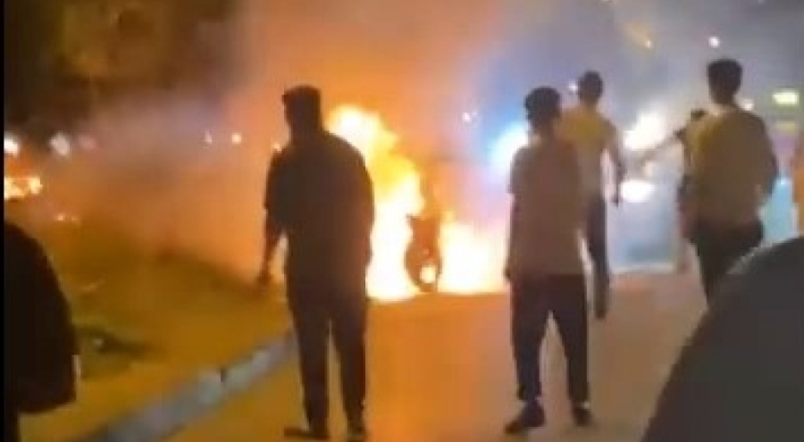 Alev alan motosikleti, kırık ayağıyla koşarak yetişen yardımsever kurtardı