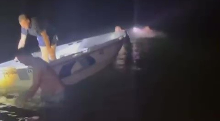 Bursa'da batan balıkçı teknesindeki 3 kişiyi trafik polisi kurtardı