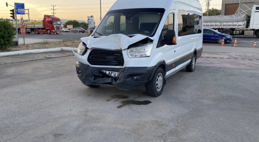 Bursa'da işci servisi ile yolcu minibüsü çarpıştı: 4 yaralı