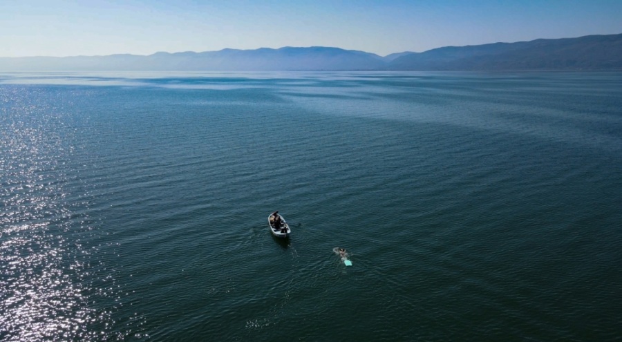 İznik Gölü'ndeki kuraklığa dikkat çekmek için gölü baştan başa yüzdü