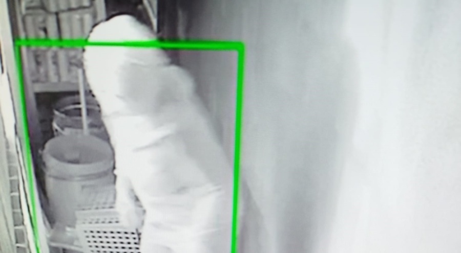 Bursa'da 3 hırsız yüzlerini kamufle edip kapattı, terlikten kimlikleri belirlendi