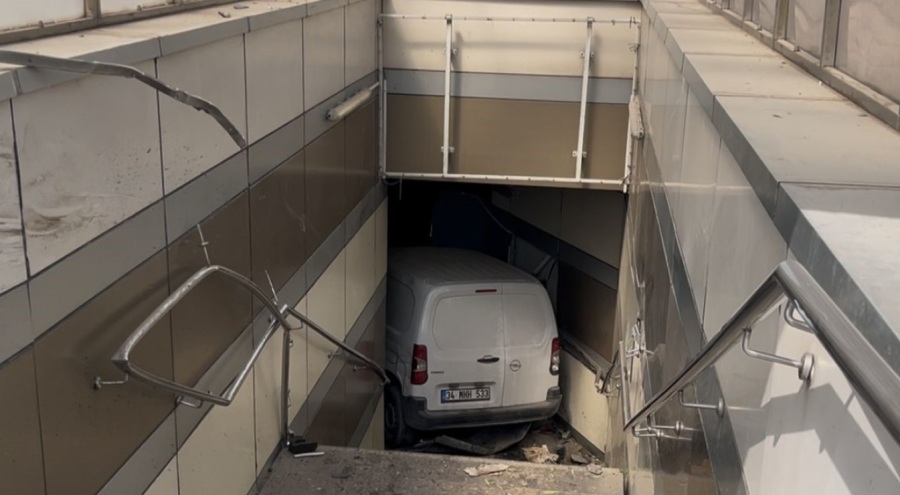 Bursa'da lastiği patlayan araç metro istasyonuna girdi, sürücü yaralandı