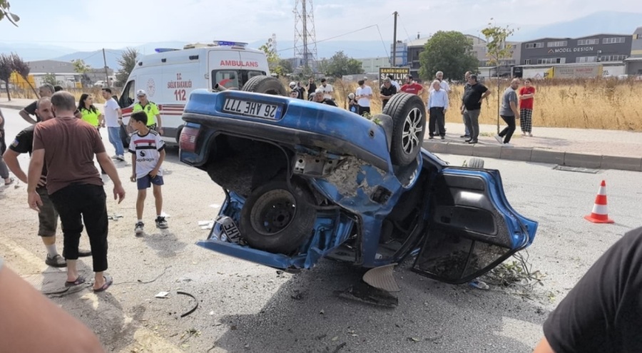 İnegöl'de otomobil takla attı, 2 kişi yaralandı