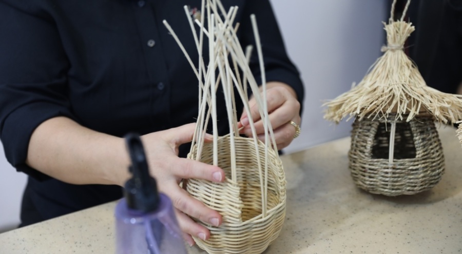 Bursa'da kadın derneklerine sepet örücülüğü eğitimi