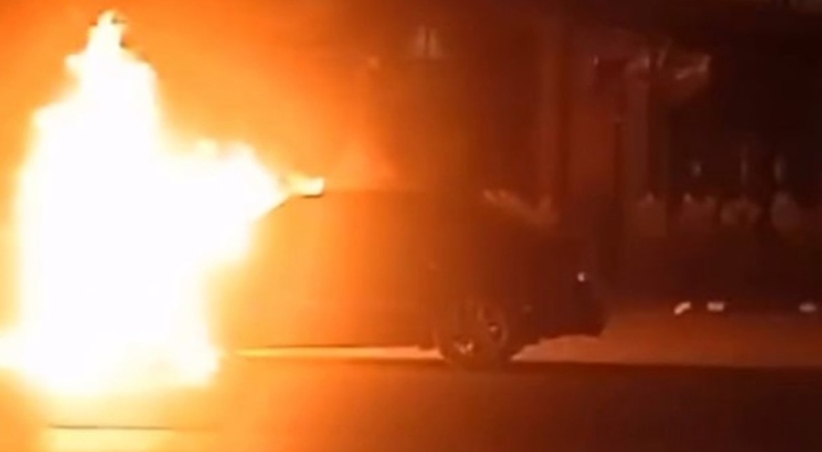 Bursa'da seyir halindeki otomobil alev aldı