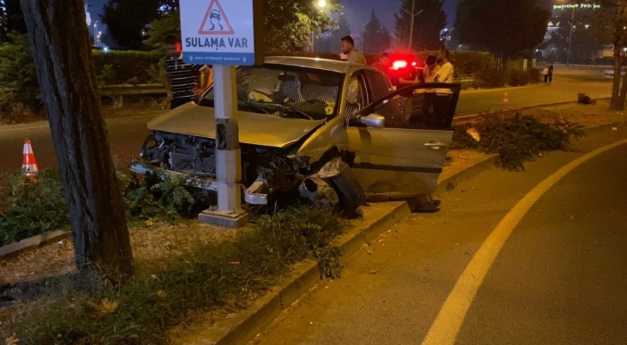 İnegöl'de hafif ticari araç ile otomobil çarpıştı: 1 yaralı