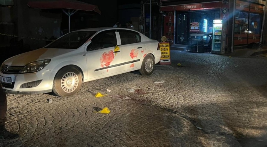 "Yan baktın" diyerek kuryeyi bıçaklayıp kaçtılar