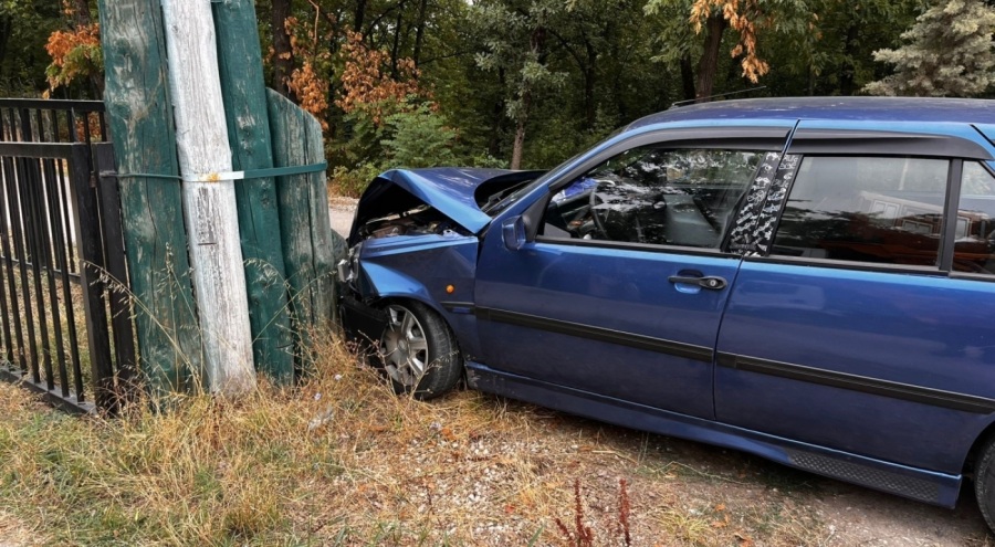 Bursa'da Kontrolden çıkan otomobil demir bahçe kapısına çarptı