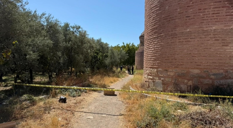 Bursa'nın İznik ilçesinde tarihi surların dibinde erkek cesedi bulundu.