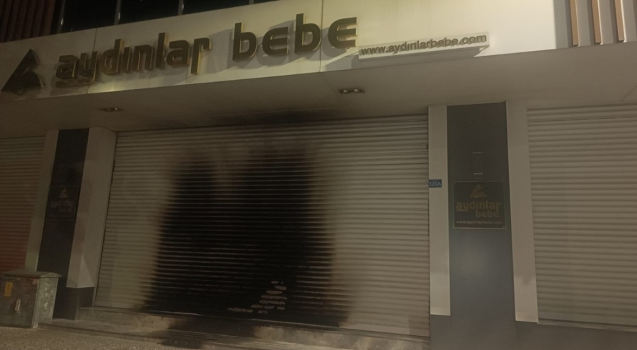 Bursa'da Giyim Mağazası Kundaklandı: Şüpheli Video Çekip Kaçtı