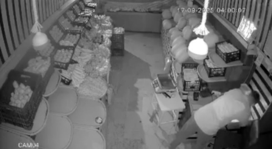 Bursa'da Önce paraları sonra meyveleri çalan şüpheli kamerada