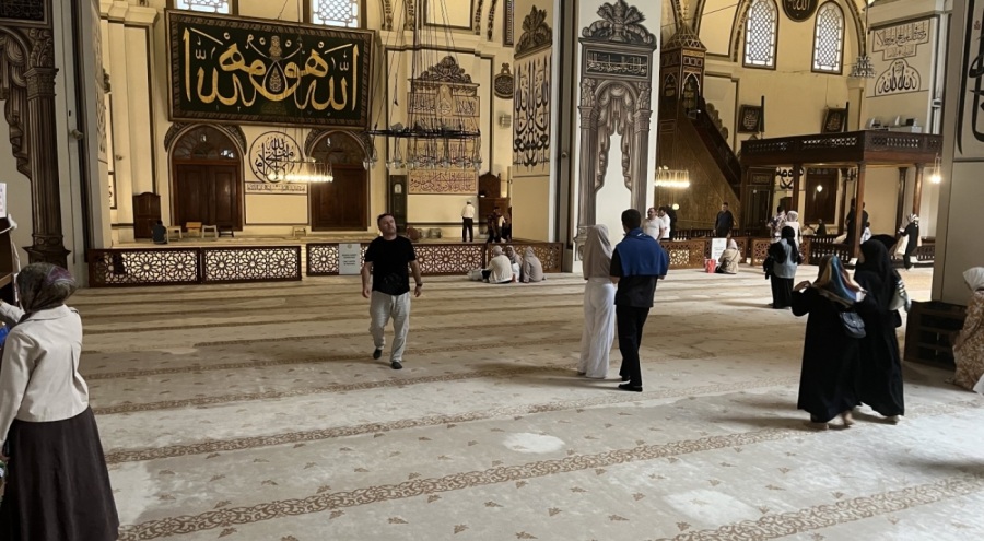 Bursa'da Tarihi cami ziyaretlerine kıyafet mecburiyeti getirildi