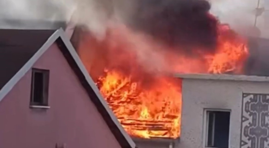 Osmangazi'de 3 Katlı Binanın Çatı Katında Yangın Paniği