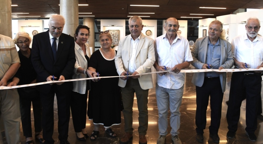 Emekli Olduktan Sonra Ürettiği Çinilerden Sergi Açtı