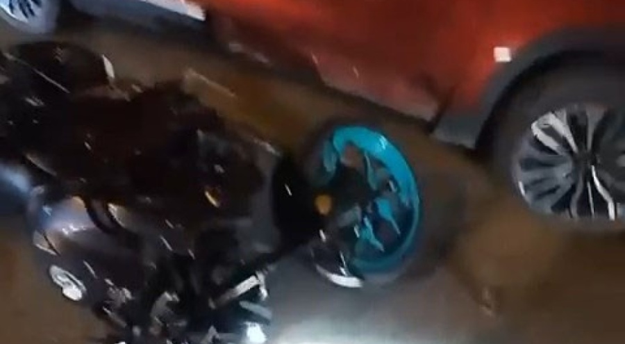 Bursa'da Motosikletli Sürücü Cipe Çarparak Yere Düştü