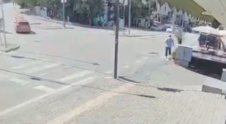 Bursa'da el freni çekilmeyen otomobil geri geri kayarak kuyumcuya girdi.