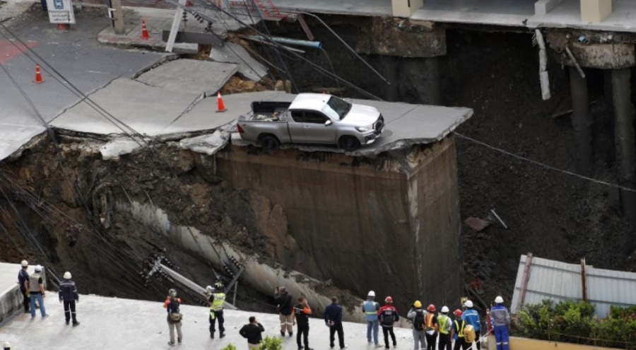 Bangkok'ta yol çöktü: 50 metre derinliğinde dev çukur oluştu