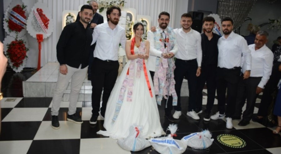 Düğünde sıra dışı takı: Geline kilosu kadar madeni para