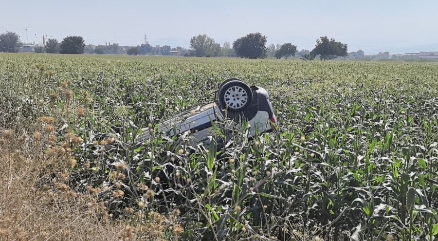İnegöl'de hafif ticari araç virajda kontrolden çıkıp mısır tarlasına uçtu
