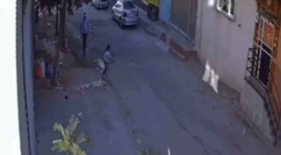 Güpegündüz çocuk kaçırma girişimi son anda engellendi