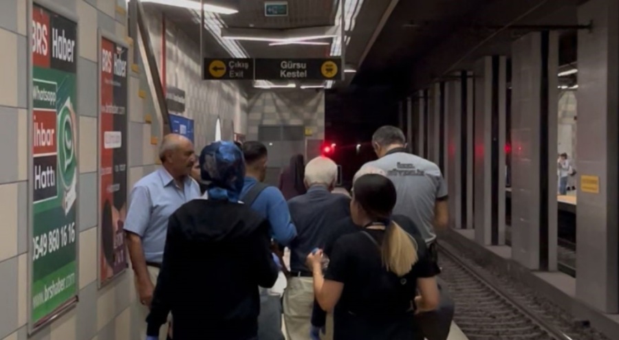 Bursa'da metro istasyonunda panik: Çocukların çarptığı yaşlı adam trenle duvar arasında sıkıştı