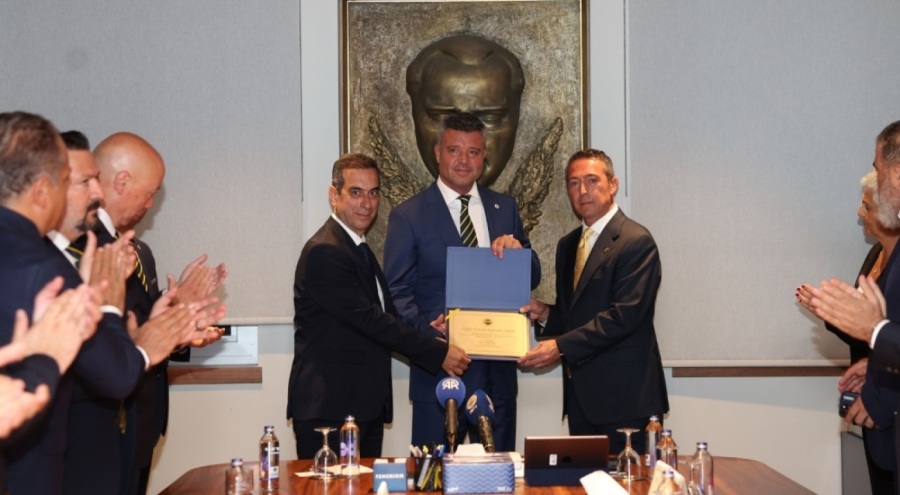 Fenerbahçe Başkanı seçilen Sadettin Saran ve yönetim kurulu üyeleri mazbatalarını aldı.