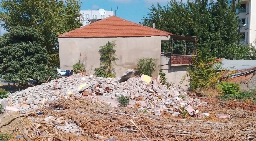 Müteahhit evleri yıktı, molozları bıraktı